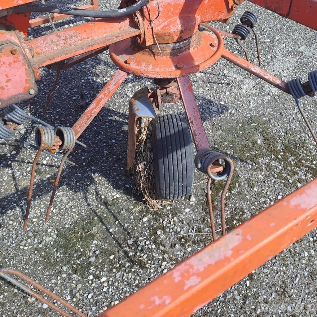 Kuhn GF 6301 M H Граблі і сінозворушувачі
