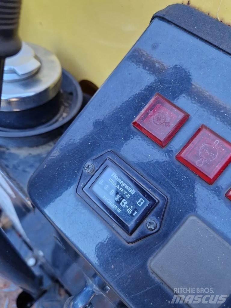 Yanmar C12R-B Гусеничні самоскиди