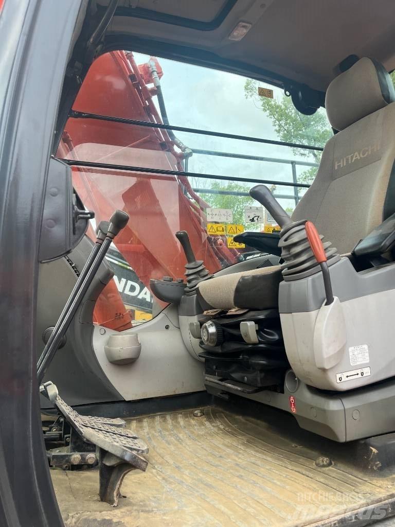 Hitachi 130 Гусеничні екскаватори