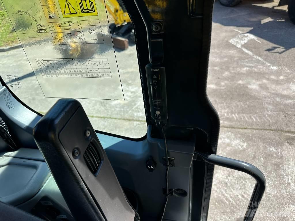 Komatsu PC210LCi-11 Гусеничні екскаватори