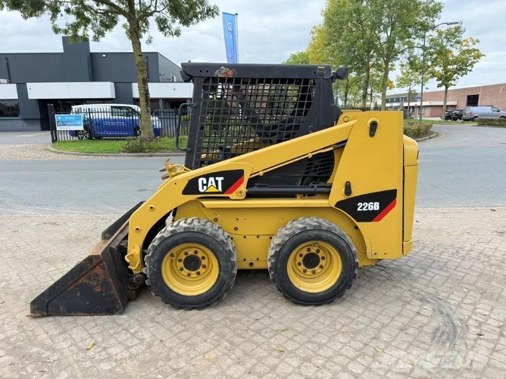 CAT 216B Turbo Міні-навантажувачі