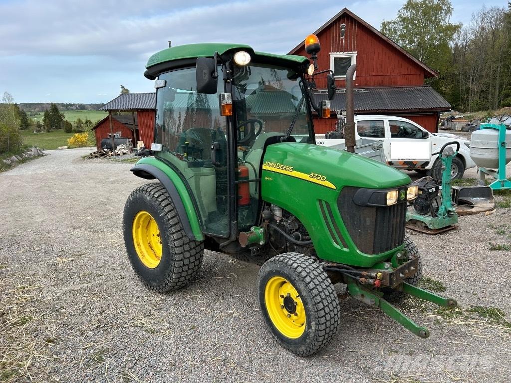 John Deere 3720 Трактори