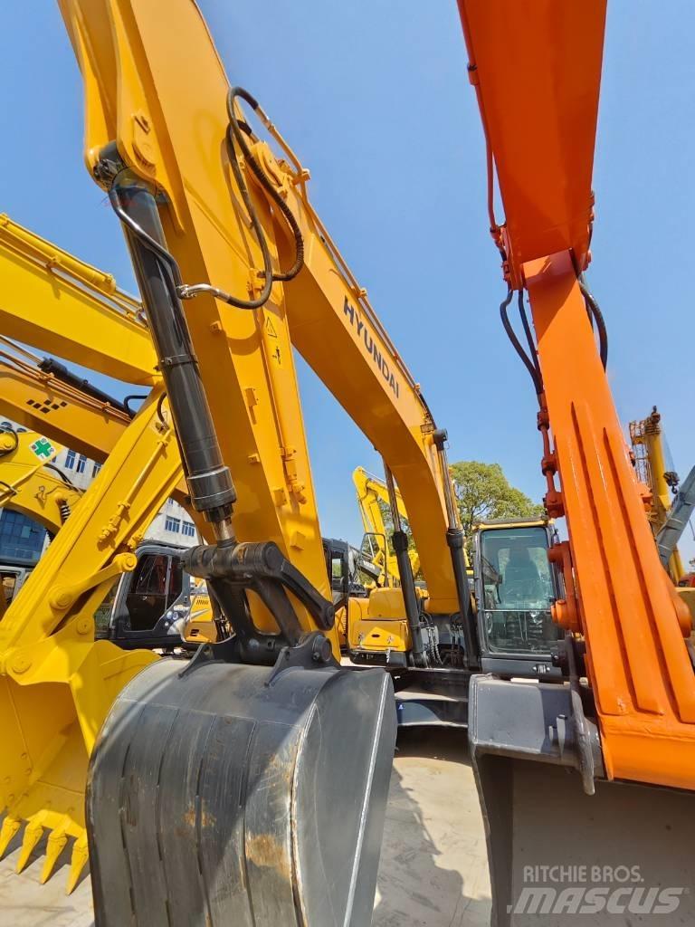 Hyundai R220LC-9S Гусеничні екскаватори