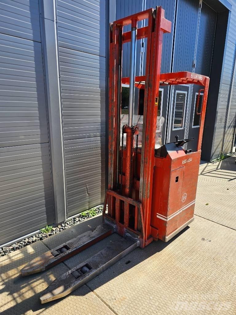 BT RSS 1350 Самохідні електроштабелери