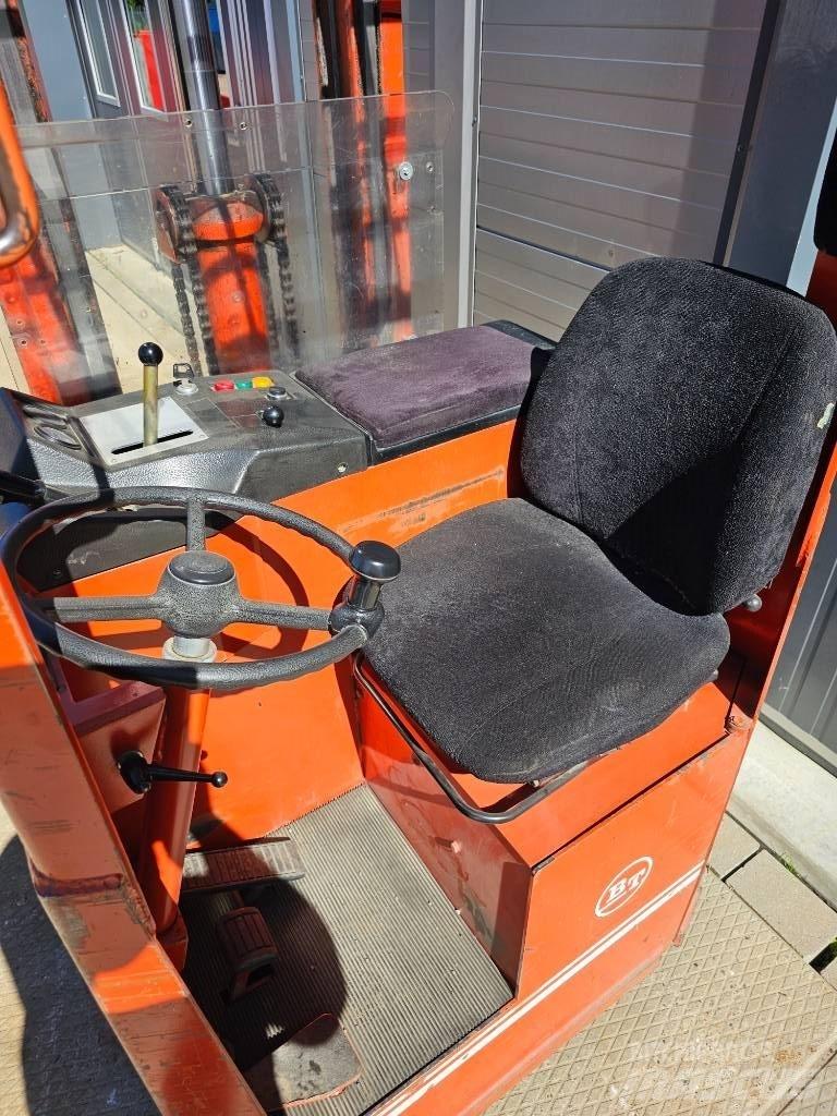 BT RSS 1350 Самохідні електроштабелери