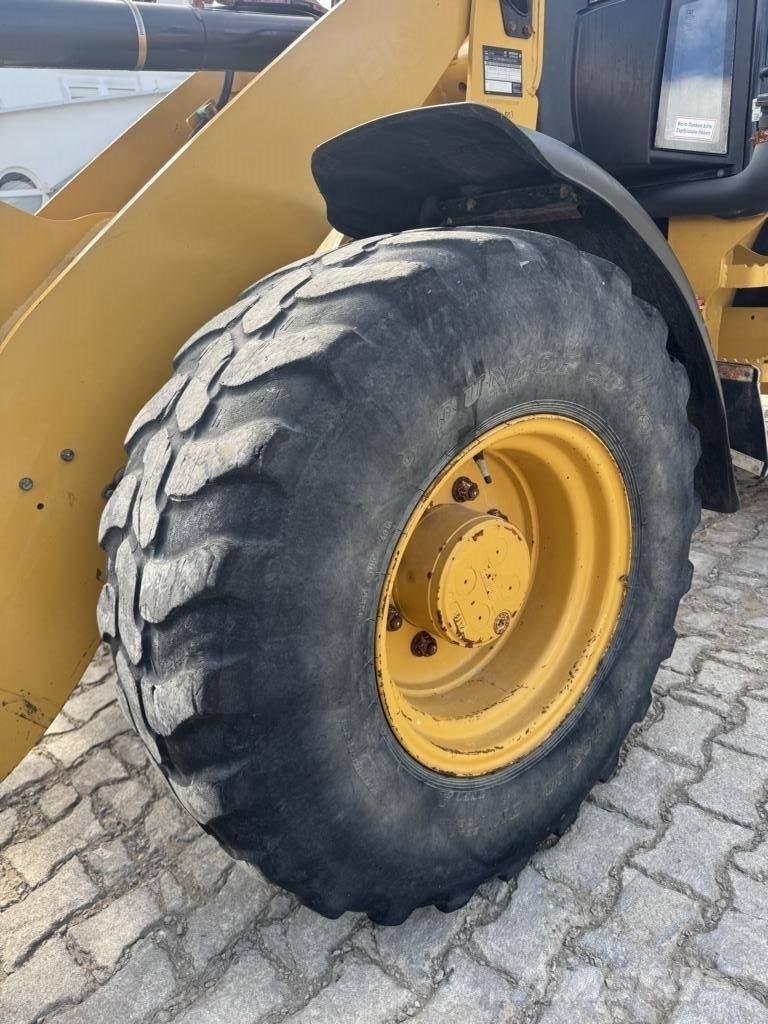 CAT 908M Фронтальні навантажувачі