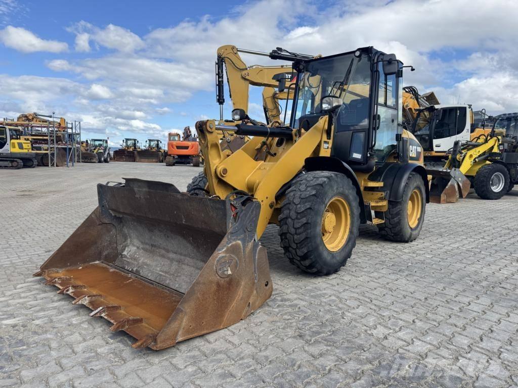 CAT 908M Фронтальні навантажувачі