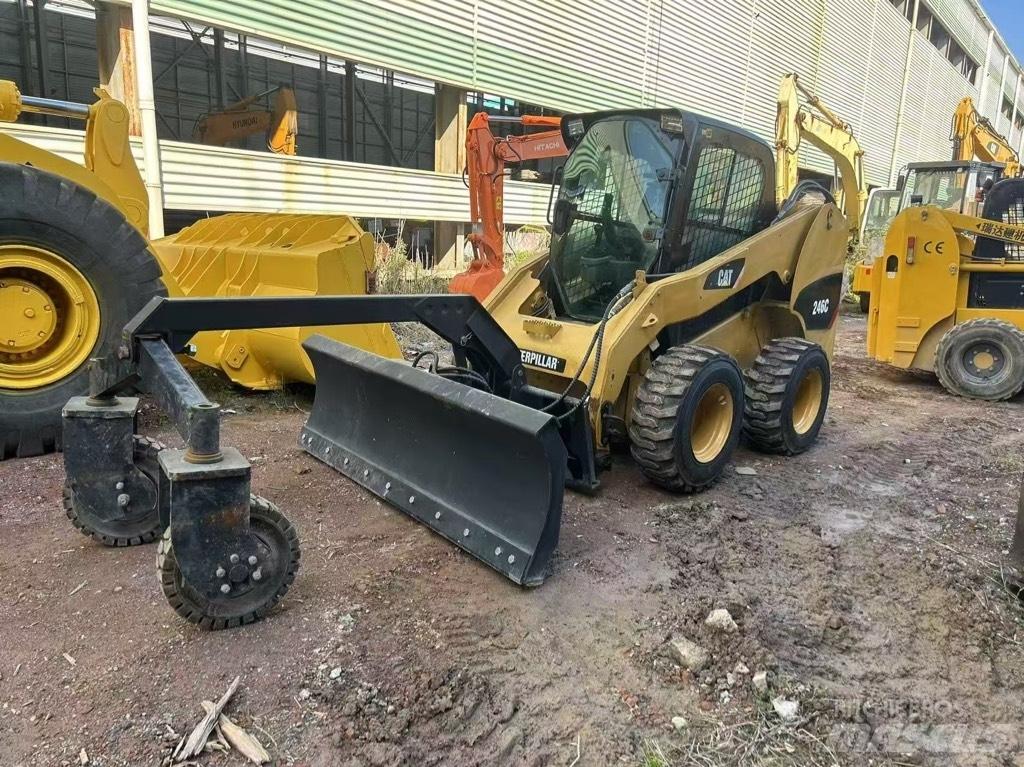 CAT 246 C Міні-навантажувачі