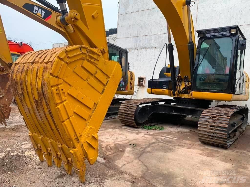 CAT 323 D L Гусеничні екскаватори