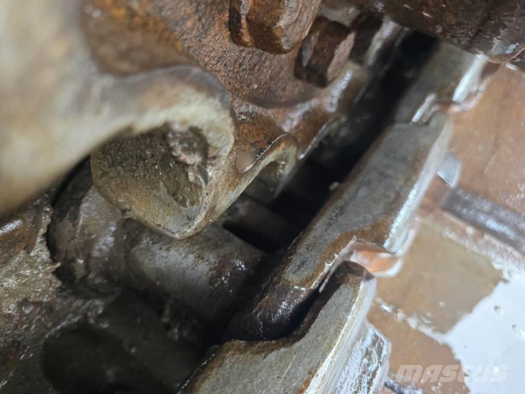 Hitachi ZX 210 Гусеничні екскаватори