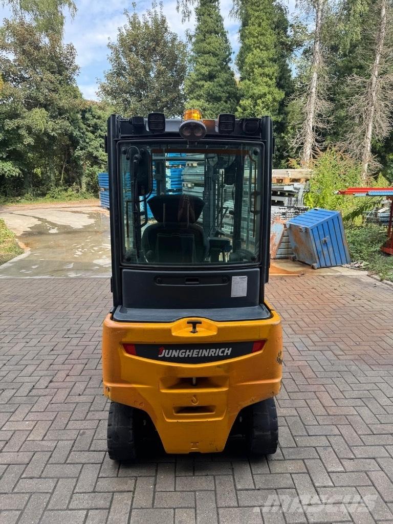 Jungheinrich EFG320 Електронавантажувачі