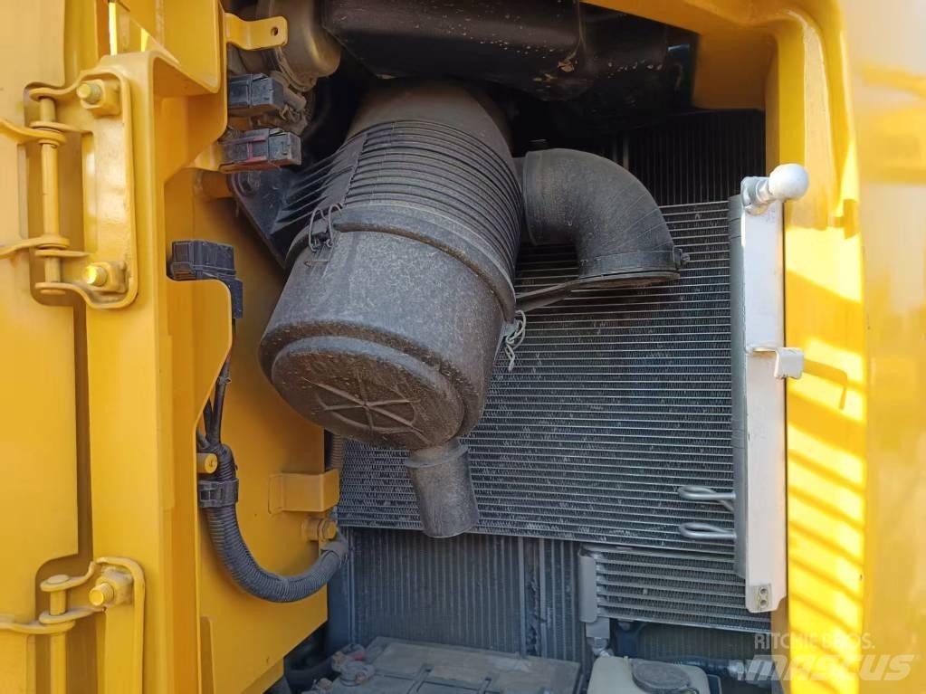 Komatsu PC138 Середні екскаватори 7т. - 12т.