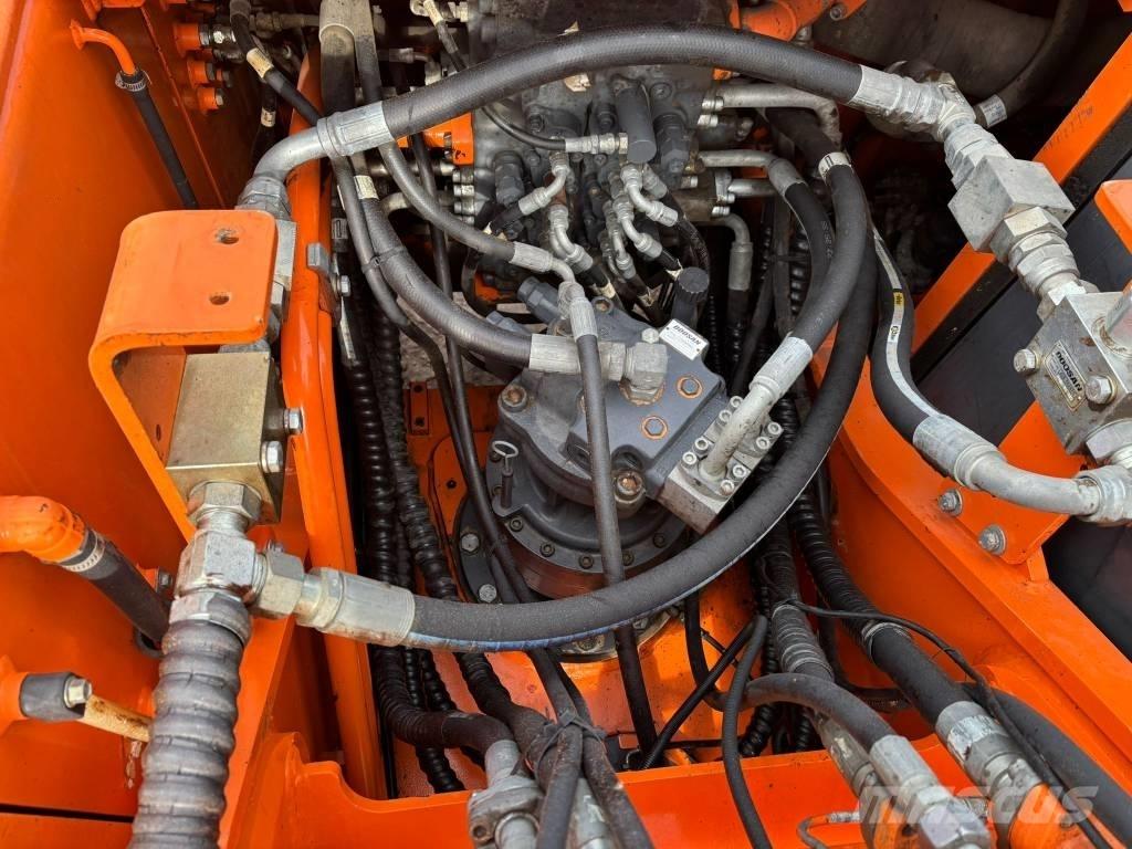 Doosan DX 225 LC Гусеничні екскаватори