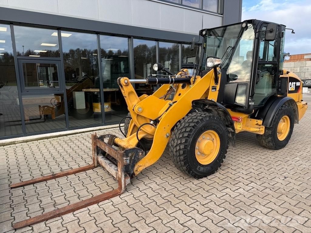 CAT 906M Фронтальні навантажувачі