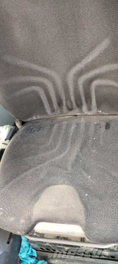 Komatsu PW 200-7 Колісні екскаватори