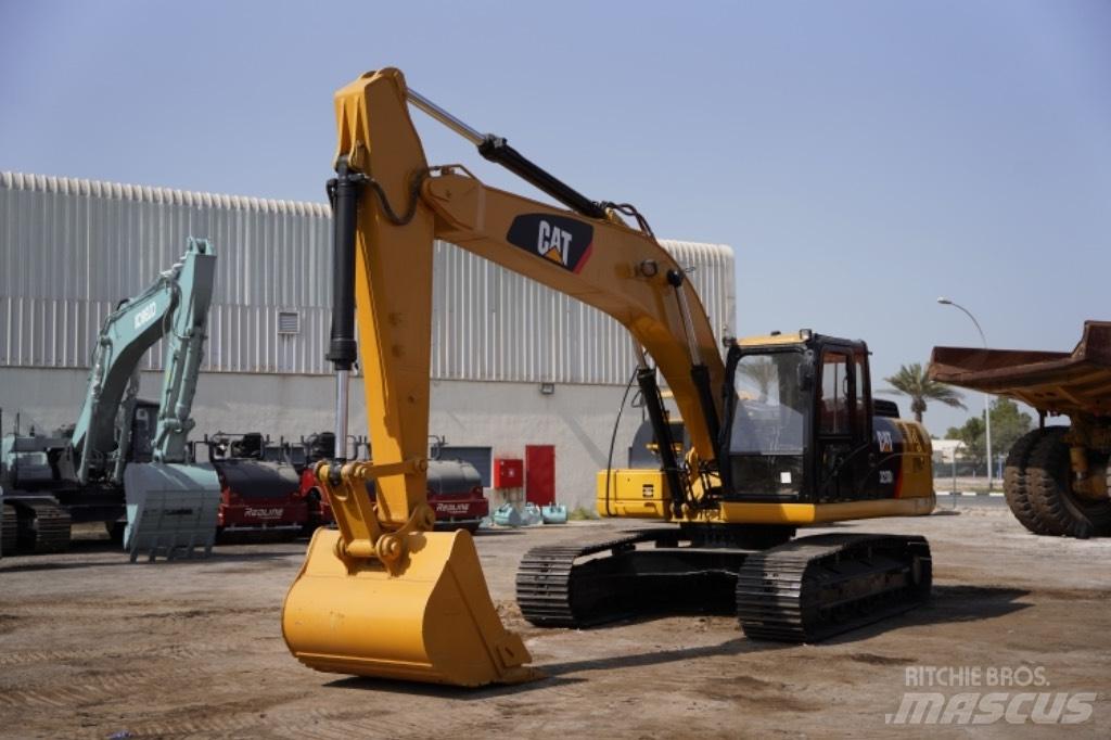 CAT 323D3 Колісні екскаватори