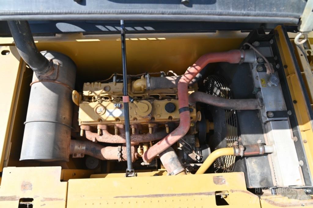 CAT 323D3 Колісні екскаватори
