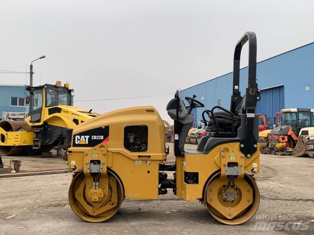 CAT CB 22B Котки тротуарні