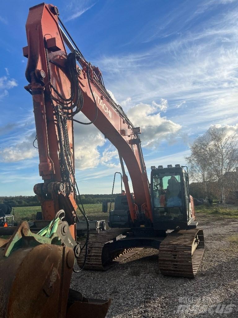 Hitachi ZX 210 Гусеничні екскаватори