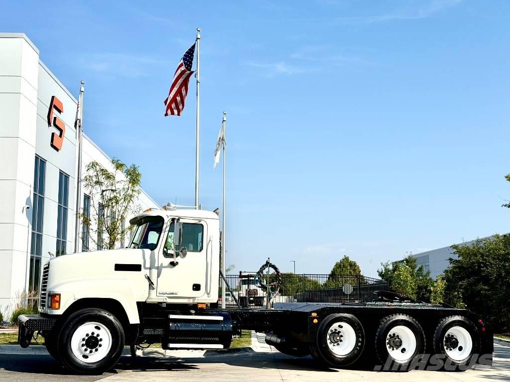 Mack CHU 613 Тягачі