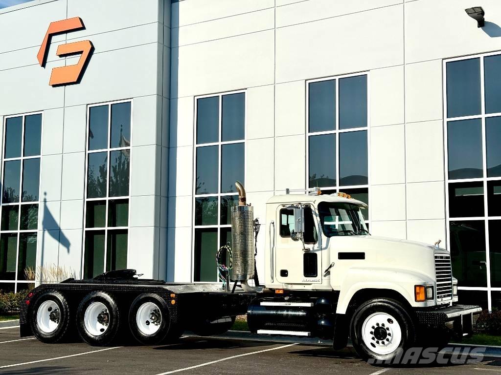 Mack CHU 613 Тягачі