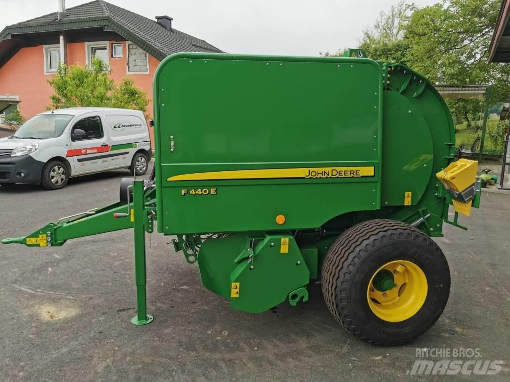 John Deere F440E Рулонні прес-підбирачі