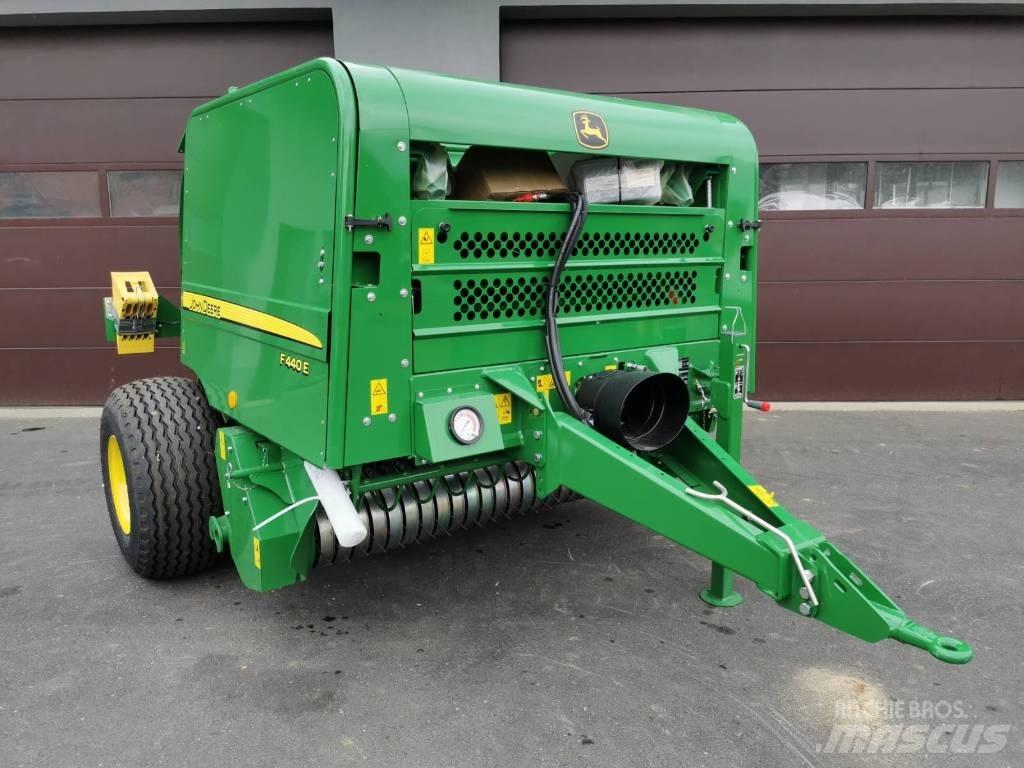 John Deere F440E Рулонні прес-підбирачі
