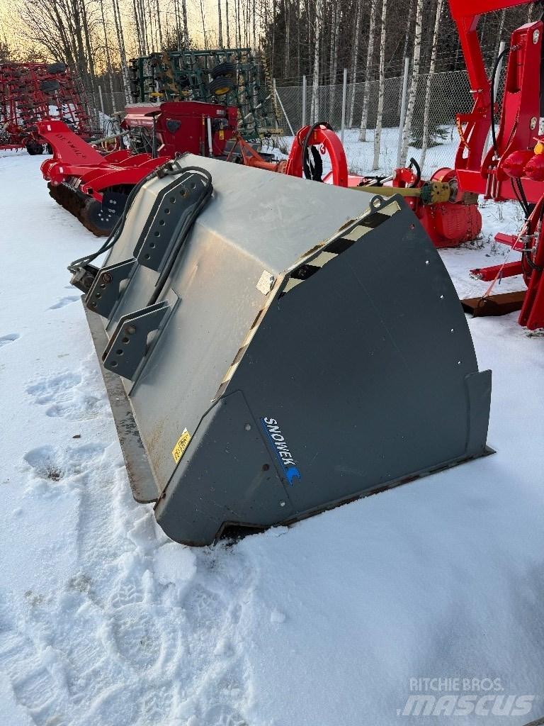Snowek S2500 Розсіювачі солі та піску