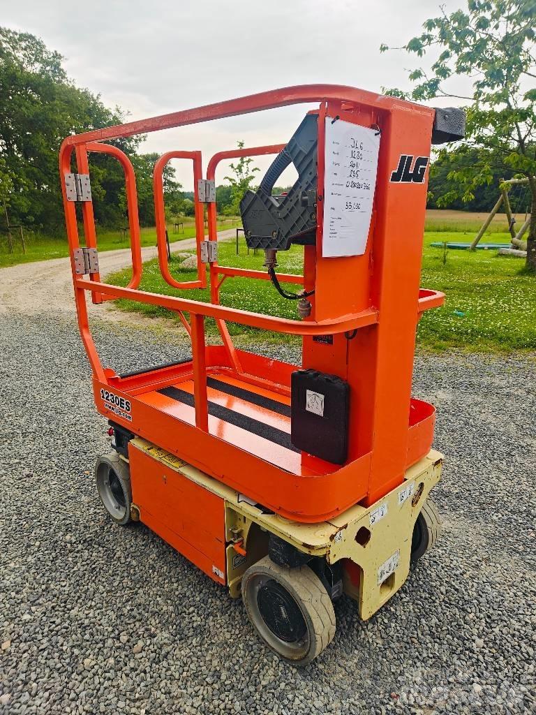JLG 1230 ES Вертикальні щоглові підйомники