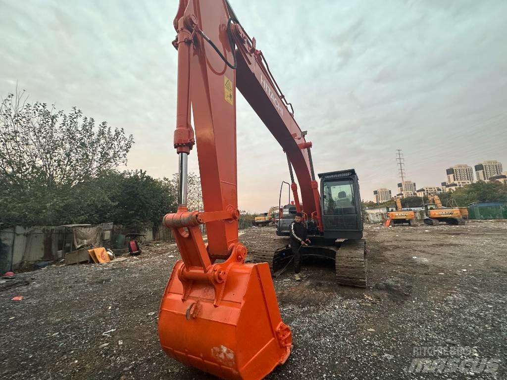 Hitachi ZX 200 Гусеничні екскаватори