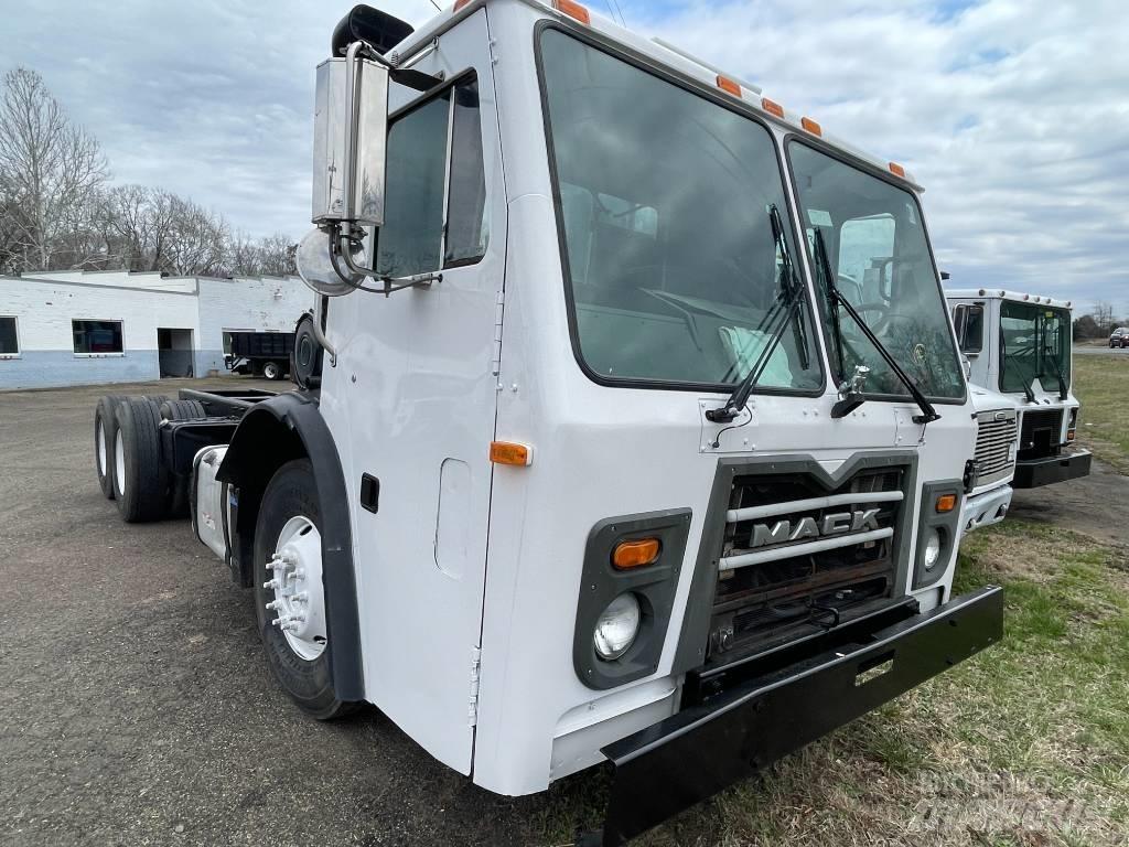 Mack LEU613 Шасі з кабіною