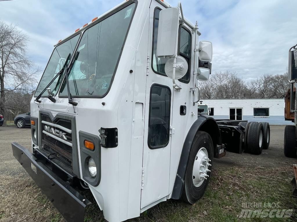 Mack LEU613 Шасі з кабіною