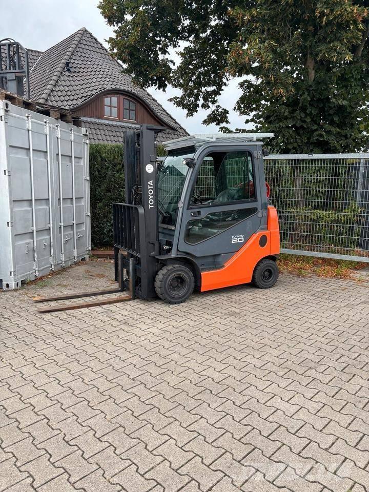 Toyota 8 FGKF 20 Газові навантажувачі