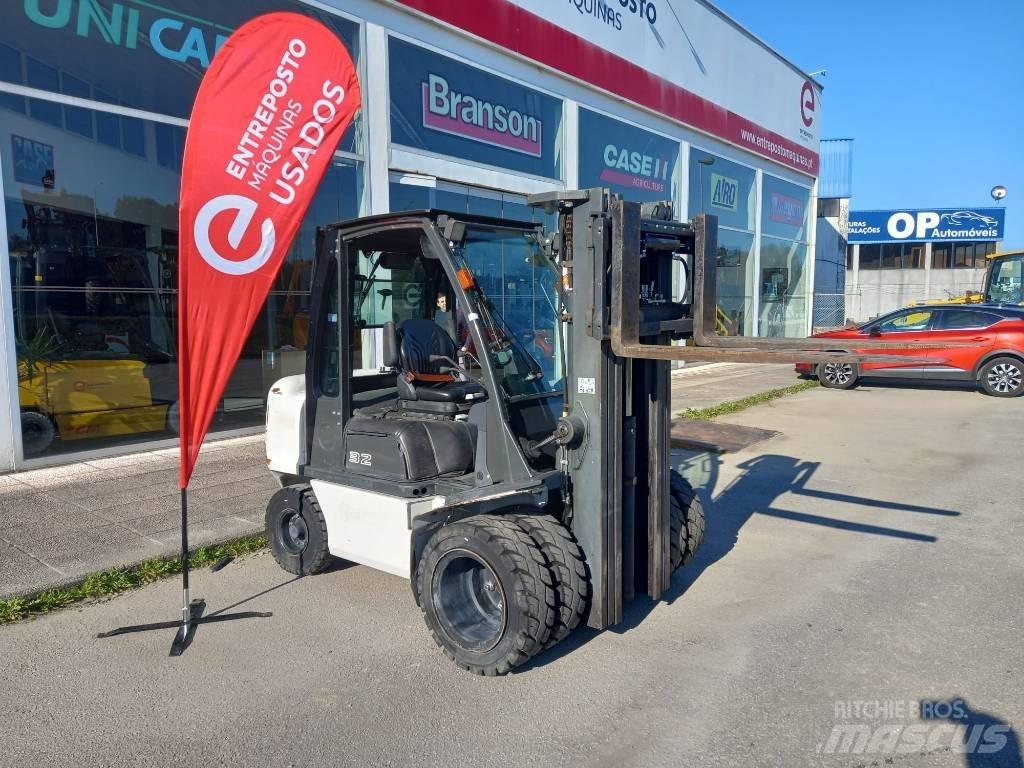 UniCarriers D32 Дизельні навантажувачі