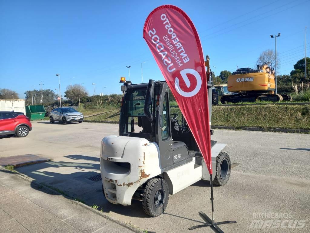 UniCarriers D32 Дизельні навантажувачі