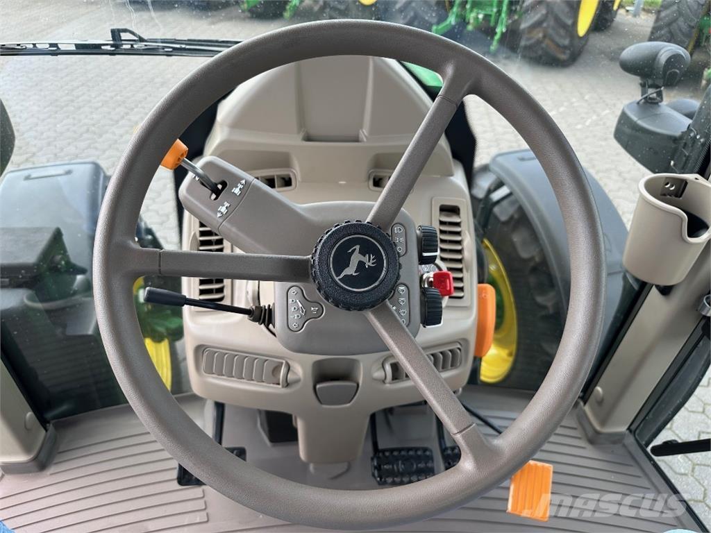 John Deere 6110 M Трактори