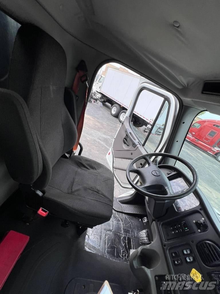 Freightliner M 106 Вантажівки-платформи/бокове розвантаження