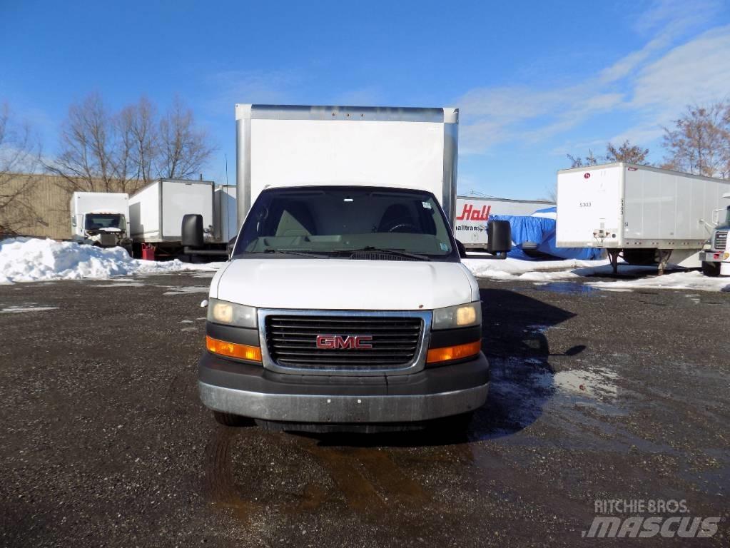 GMC Savana Фургони