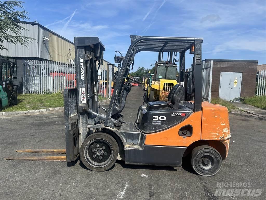 Doosan D30S-5 Дизельні навантажувачі