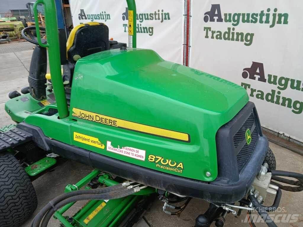 John Deere 8700 A Самохідні газонокосарки