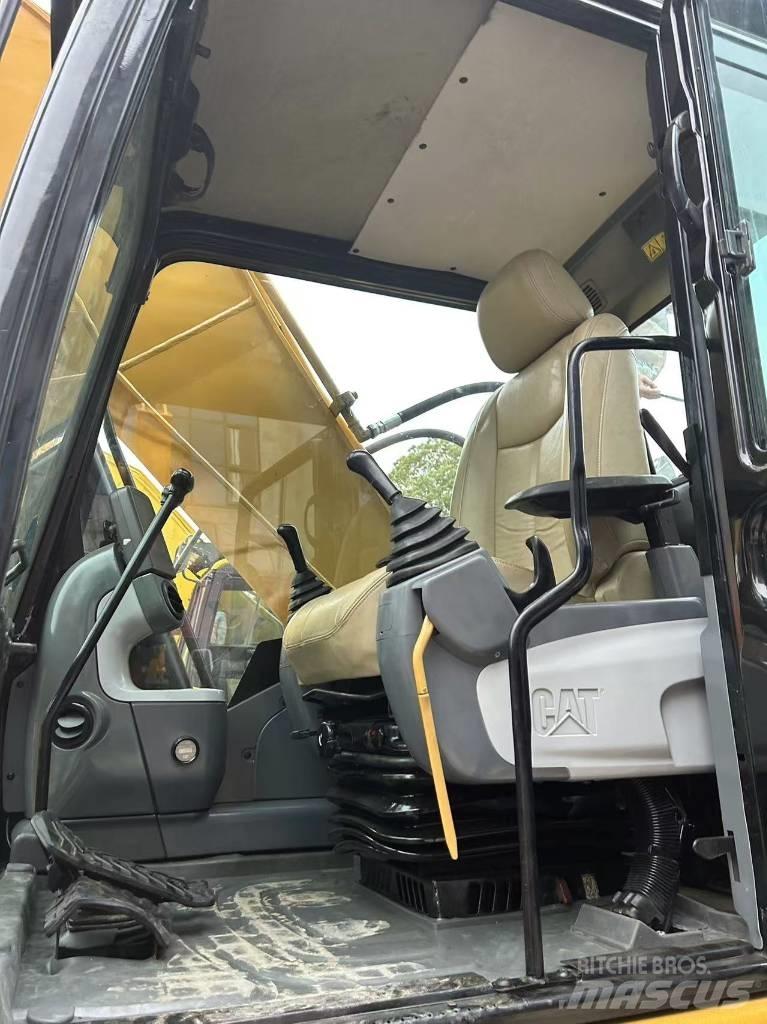 CAT 320 D Гусеничні екскаватори
