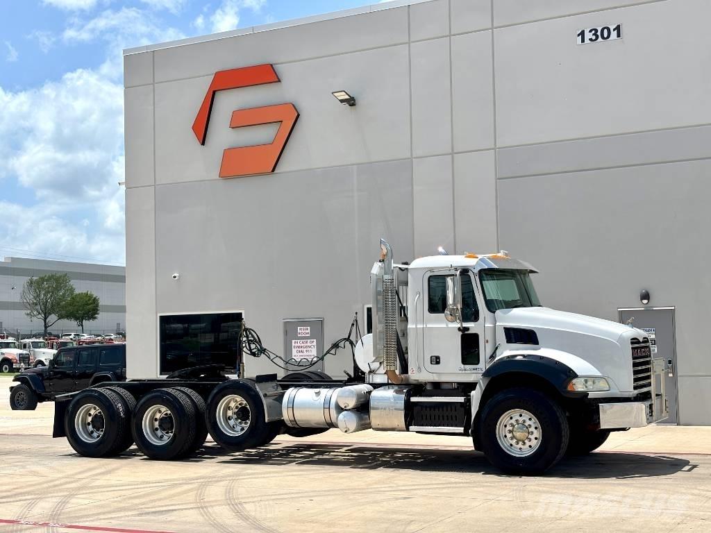 Mack Granite GU 813 Тягачі