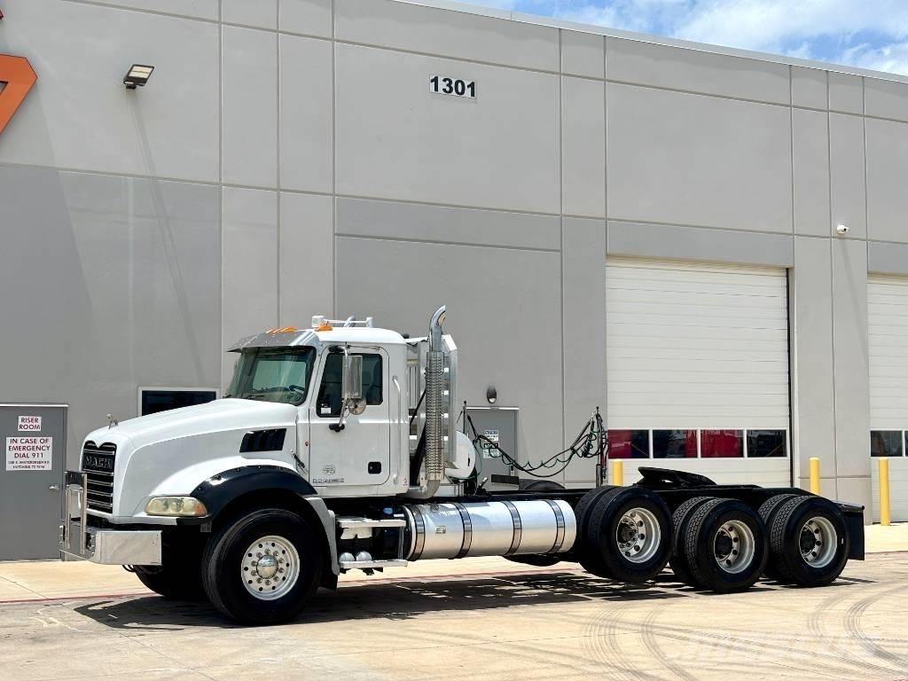 Mack Granite GU 813 Тягачі