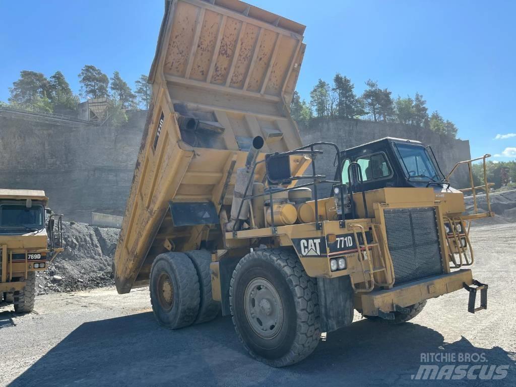 CAT 771D Кар`єрні самоскиди