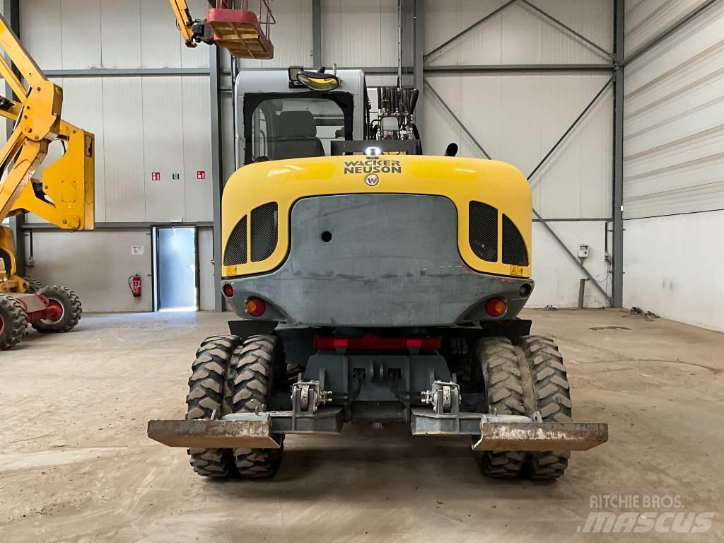 Neuson EW 100 Колісні екскаватори