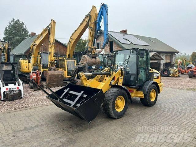 CAT  906M Фронтальні навантажувачі