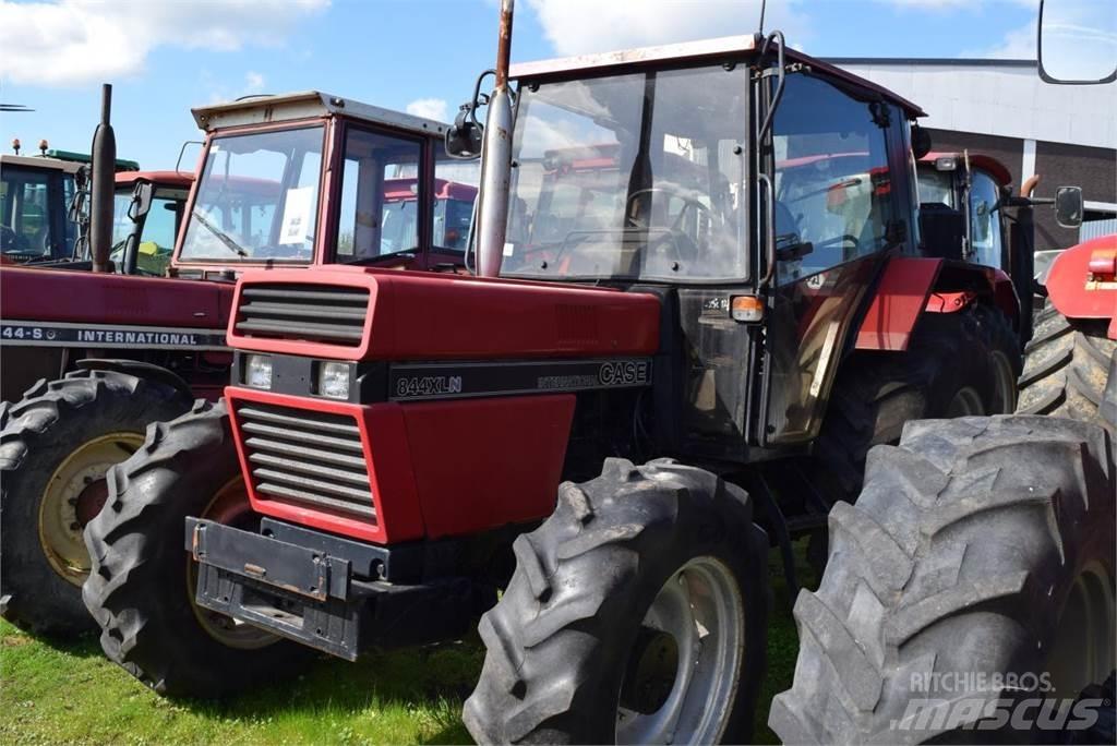 Case IH 844 XL Трактори