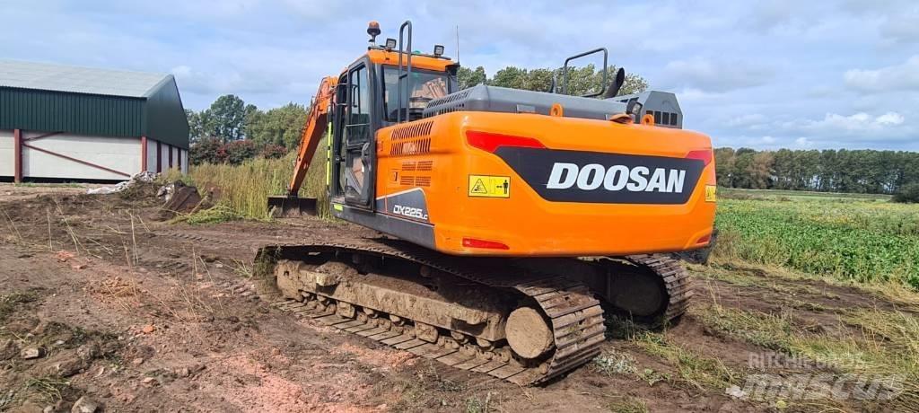 Doosan DX 225 LC-5 Гусеничні екскаватори