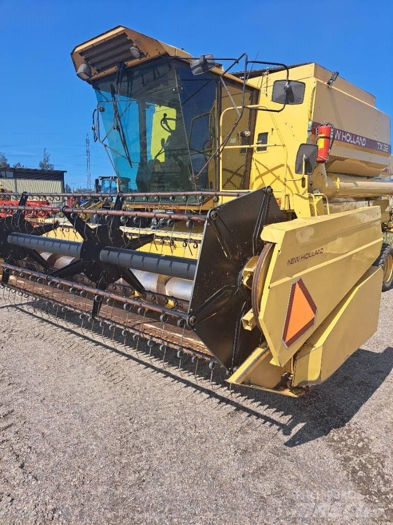 New Holland TX32 Зернозбиральні комбайни