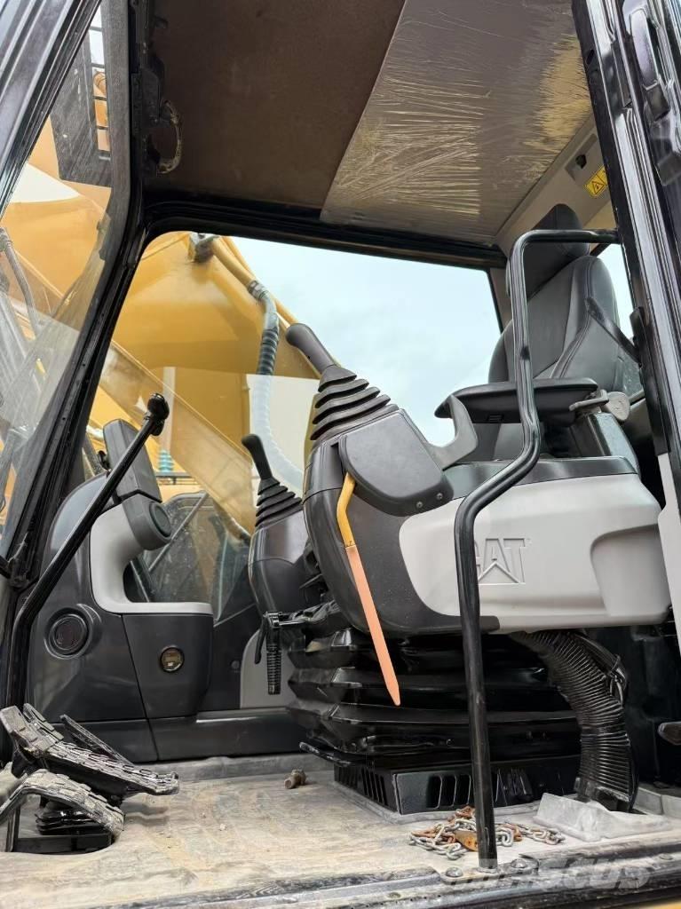CAT 330 D L Гусеничні екскаватори